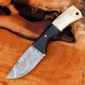Cuchillo de Caza de Acero de Damasco, Fabricante Personalizado OEM ODM, Proveedor al por Mayor con Mango de Madera y Funda de Cuero para Camping y Caza - Product Image 4