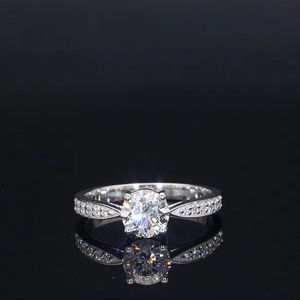 Anillo de Diamante Cultivado en Laboratorio de 1 Quilate, Oro Blanco de 14K, Corte Redondo, Solitario con Piedras Laterales, Elegante Joya de Compromiso para Mujer - Product Image 1
