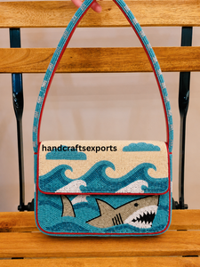 Sac à bandoulière personnalisé fait main, robuste et professionnel, à thème requin, avec perles, pour femmes |   Design Vague Océanique |   Mode de luxe écologique - Product Image 3