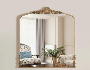 Espejo de Estilo Veneciano Clásico con Elementos de Vidrio Biselado Hechos a Mano y Detalles Decorativos Sofisticados - Product Image 1