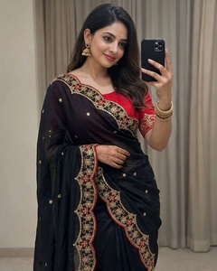 Sari indien traditionnel ethnique pour occasions de fête, avec broderies, pour mariage et événements festifs, tenue élégante pour femmes - Product Image 1