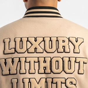 Chaqueta Bomber Clásica de Invierno para Hombre con Parches Bordados en Chenilla Personalizados, 100% Lana, Resistente al Viento - Product Image 4