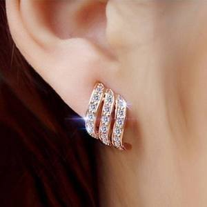 Boucles d'oreilles Huggie Géométriques Minimalistes de Luxe en Argent 925 Plaqué Argent avec Moissanite Sertie en Canal, Bijoux Unisexe pour Mariage et Soirée - Product Image 2