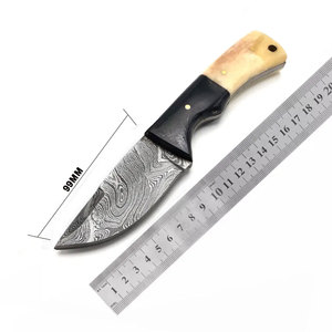 Cuchillo de Caza Personalizado de Acero de Damasco con Mango Ergonómico de Madera para Campismo, Senderismo y Aventuras de Bushcraft - Product Image 4