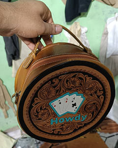 Sac bandoulière en cuir de vachette de luxe avec poils, motif floral gravé à la main, au meilleur prix - Product Image 4