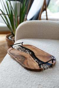 Plateau de service en résine blanche et bois, plateau artisanal à bords naturels pour cuisine et table à manger, élégant plateau incrusté de résine, décoration intérieure - Product Image 2