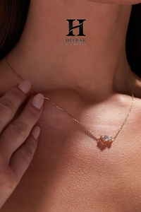 Collier Toi et Moi en or jaune 14 carats avec pendentif asymétrique à deux pierres, diamants taille émeraude et poire, bijoux en diamants de laboratoire - Product Image 4