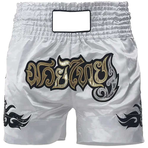 Shorts de boxe Muay Thai unisexe blancs avec broderie dorée, motif tribal noir, logo extensible sur le devant, coupe régulière, séchage rapide, polyester - Product Image 4