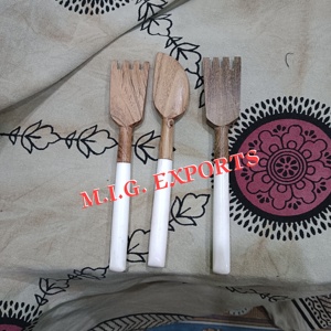 Juego de 2 utensilios de cocina de madera con mangos coloridos, cuchara y tenedor hechos a mano para cocinar, servir y decoración rústica de comedor - Product Image 2