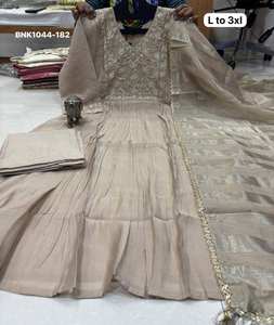 Conjunto de Kurti-Pantalón y Dupatta de Mal Chanderi de la Mejor Calidad con Bordado Zardosi y Pedrería, para Uso Ocasional, Fabricante de Moda Femenina - Product Image 6