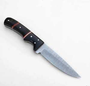Couteau utilitaire d'extérieur en acier Damas fait main sur mesure avec manche en composite noir et accent cramoisi - Product Image 3