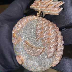 Colgante de Lujo de Plata 925 Bicolor con Diseño 3D de Dibujos Animados Personalizado, Totalmente Engastado con Moissanita, Certificado, Estilo Hip Hop Rapper, Joyería - Product Image 3