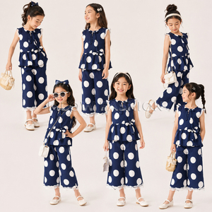 ชุดเสื้อผ้าเด็กผู้หญิงลายจุดสำหรับฤดูร้อน พร้อมโลโก้สั่งทำ เสื้อเปปลัม กางเกงขายาวทรงกว้าง ชุด 2 ชิ้น เสื้อผ้าเด็กสไตล์บูติก ขายส่ง - Product Image 1