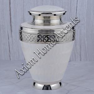 Urna decorativa de latón para cenizas con grabados personalizables Memorial seguro y hermoso de Axiom Home Accents - Product Image 1