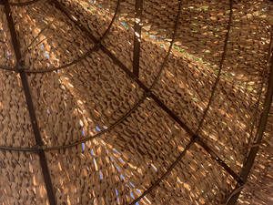 Sombrilla de Hojas de Palma Tropiccal con Poste de Bambú Rústico - Sombrilla Tiki Tradicional Tejida a Mano para Cafetería al Aire Libre - Product Image 2