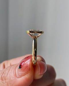 Anillo moderno con diamante de corte esmeralda de 3,02 quilates para mujer, de oro amarillo de 14 quilates, cultivado en laboratorio, regalo para fiesta de aniversario de boda - Product Image 3