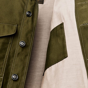 Chemise-veste en toile vert olive pour homme avec fermeture boutonnée et poches poitrine, style workwear, coupe classique, pour l'automne - Product Image 3