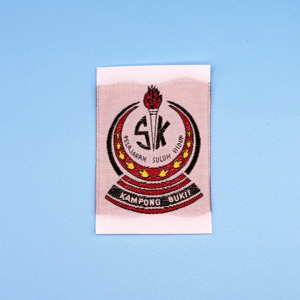 ป้ายผ้าทาฟต้าโพลีเอสเตอร์เนื้อเงา ดีไซน์พิกเซล ผิวสัมผัสระยิบระยับ สำหรับป้ายคอเสื้อ ปักลายตามสั่ง แบบม้วนสำหรับเสื้อผ้า - Product Image 1