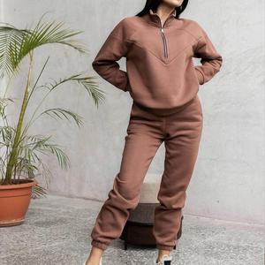Conjunto Deportivo para Mujer con Sudadera Corta con Cierre de Media Cremallera y Logotipo Personalizado, Pantalones Deportivos con Bolsillos Laterales, Casual, Impermeable y Ecológico - Product Image 1
