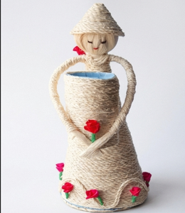 Poupée artisanale tissée à la main avec des fleurs rouges, décoration bohème pour la maison, présentation sur table intérieure - Product Image 4