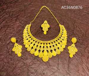 Collier tendance en laiton plaqué or 1 gramme avec boucles d'oreilles et bague assorties, motif floral de créateur - Product Image 2