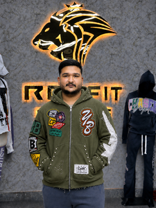 Sudadera con capucha marrón extragrande personalizada para hombre, estilo urbano, de lujo, con parches bordados y detalles de tachuelas, forro polar, fabricante mayorista - Product Image 3