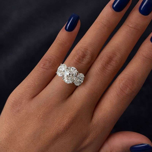 Anillo de compromiso clásico de tres piedras con diamante de corte ovalado en oro de 14k con engaste de puntas para mujer - Product Image 3