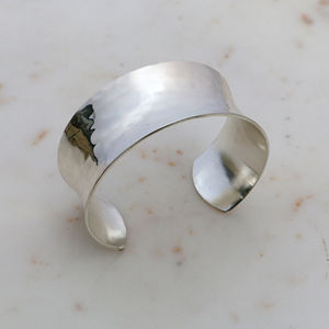 กำไลข้อมือทองเหลืองตอกลายทำมือ - กำไลทองคำแบบเว้ากว้างสำหรับผู้หญิง ของขวัญสุดพิเศษสำหรับเธอ - Product Image 3