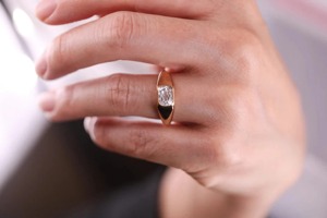 แหวนมอสซาไนต์ทรงยาว 1.30 กะรัต ดีไซน์มินิมอล ตัวเรือนทองคำขาว 14K ประดับเพชรแล็บแทนเพชรแท้ เหมาะสำหรับเป็นแหวนหมั้น - Product Image 6