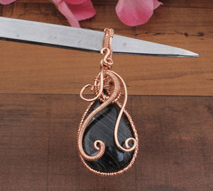 จี้เงินแท้ทำมือ หุ้มด้วยลวดโรสโกลด์ ประดับด้วยหินแจสเปอร์ เครื่องประดับศิลปะสุดพิเศษ ของแท้จากธรรมชาติ เครื่องรางโบราณ งานถักด้วยมือจากอัญมณี - Product Image 1