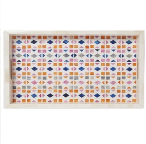 Juego de dos bandejas de madera con bordes geométricos triangulares en negro y blanco, disponibles a precios de mayorista. - Product Image 2