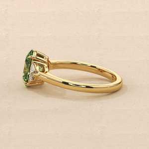 Anillo de moissanita de corte ovalado verde oscuro elegante con tres piedras, plata 925 con baño de rodio, joyería fina de regalo para ella. - Product Image 4