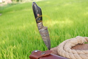 Couteau de chasse artisanal en acier Damas, lame fixe, manche intégral, couteau de survie pour le camping en plein air avec étui en cuir - Product Image 4