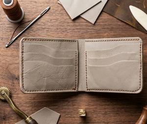 Cartera Bifold Delgada de Cuero Genuino Premium Hecha a Mano con Diseño de Caramelo, Cierre Abierto, Bloqueo RFID, para Uso Diario, Elegante para Hombres - Product Image 2