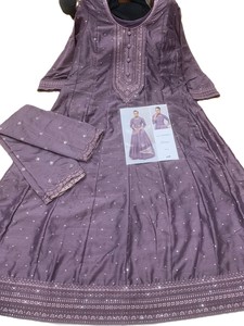Ensemble Anarkali traditionnel brodé à la main pour la collection de fêtes indiennes et pakistanaises - Product Image 2
