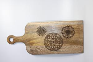 Planche à découper rectangulaire en bois de manguier naturel avec poignée et motif gravé pour la cuisine - Product Image 6