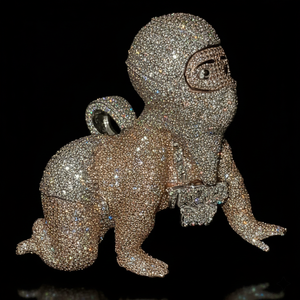 Pendentif personnalisé en argent 925 bicolore or, motif bébé rampant en masque de ski, entièrement serti de diamants micro-pavés - Product Image 1