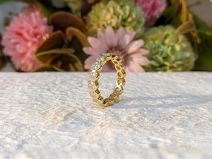 แหวนหมั้นเพชรโมอิสซาไนต์ทรงรี 2.30 กะรัต ฝังเพชรเต็มวงแบบ Eternity Bezel Set ของขวัญวันครบรอบแต่งงาน แหวนทองคำแท้ 14K สีเหลืองสำหรับผู้หญิง - Product Image 5