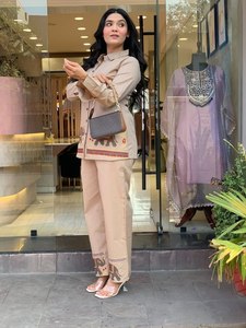 Ensemble coordonné en rayonne de qualité supérieure pour femmes avec broderie, détails en dentelle de créateur et pantalon droit confortable - Product Image 2