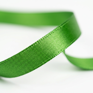 Ruban de satin vert simple face 3 mm en stock pour la vente en gros, idéal pour la fixation de bouquets, les étiquettes volantes, les boîtes de dragées, la broderie, la décoration de fête DIY - Product Image 4