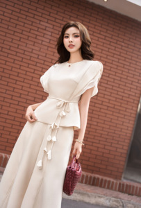 Blusa Elegante de Mujer con Cuello Redondo y Manga Corta, con Cinturón de Borlas y Peplum, Color Sólido, Corte Regular, para Todas las Temporadas, ODM OEM - Product Image 3