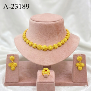 Elegante Juego de Collar Gargantilla Floral Chapado en Oro con Pendientes a Juego para Bodas y Fiestas - Modelo 23189 - Product Image 1