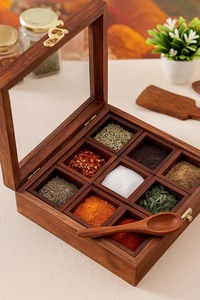 Boîte à épices en bois artisanale de qualité supérieure avec plusieurs compartiments et couvercle, organiseur de rangement pour masala de cuisine, disponible à la vente - Product Image 3