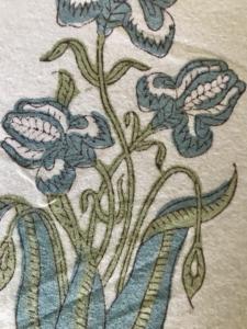 Tela de algodón estampada a mano – Motivo de jarrón floral |   Azul Turquesa y Verde Oliva sobre Base Blanca - Product Image 2