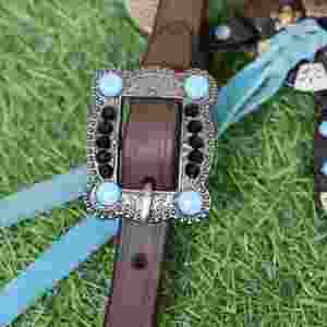 Ensemble de têtière et de collier de poitrail en cuir de vachette argentin avec pierres bleu ciel, lacets turquoise et conchos anciens pour cheval - Product Image 5
