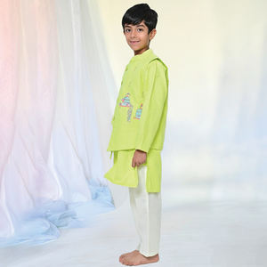 Conjunto de Kurta y Pijama de Primera Calidad para Niños, Ropa Étnica India para Festivales y Bodas, Disponible a Precio de Mayoreo - Product Image 4