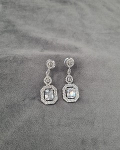 Boucles d'oreilles pendantes en pierre taille radiant avec halo, diamant américain de créateur, plaqué rhodium, vente en gros, élégantes et tendance, pour fiançailles - Product Image 4