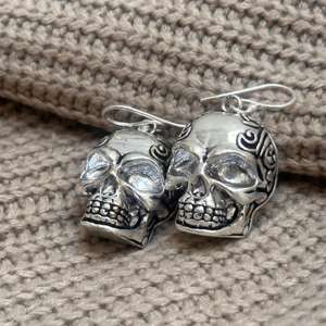 Boucles d'oreilles pendantes gothiques tête de mort, en laiton plaqué argent, pour femme, effet oxydé, vente en gros - Product Image 1