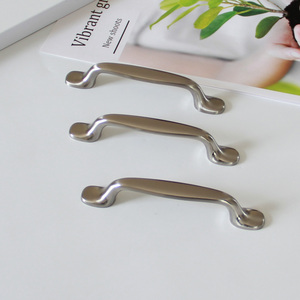 Precio de fábrica: Tirador moderno de aleación de zinc satinado y duradero para gabinetes de cocina, baño, muebles, cajones y puertas de armario. - Product Image 2