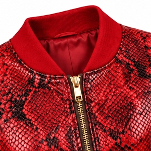 Blouson bomber en similicuir rouge pour femme, imprimé animal, fermeture éclair, coupe courte - Product Image 6
